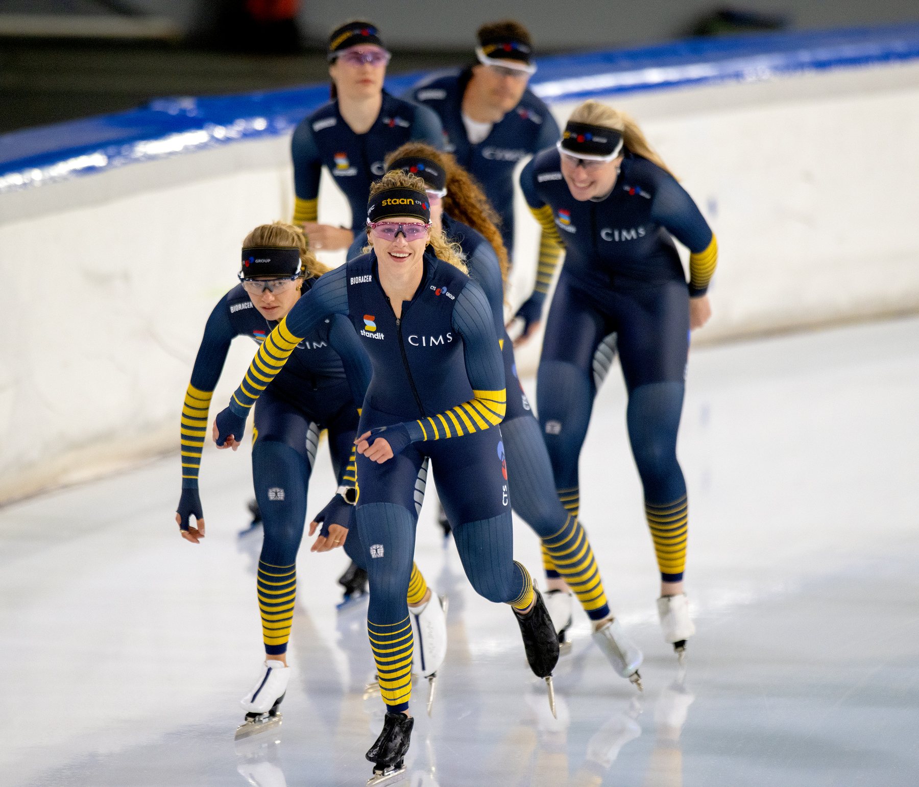 Schaatsers van Team Staan CTS GROUP tijdens een training in Thialf, met de ploeg vlak achter elkaar in de bocht