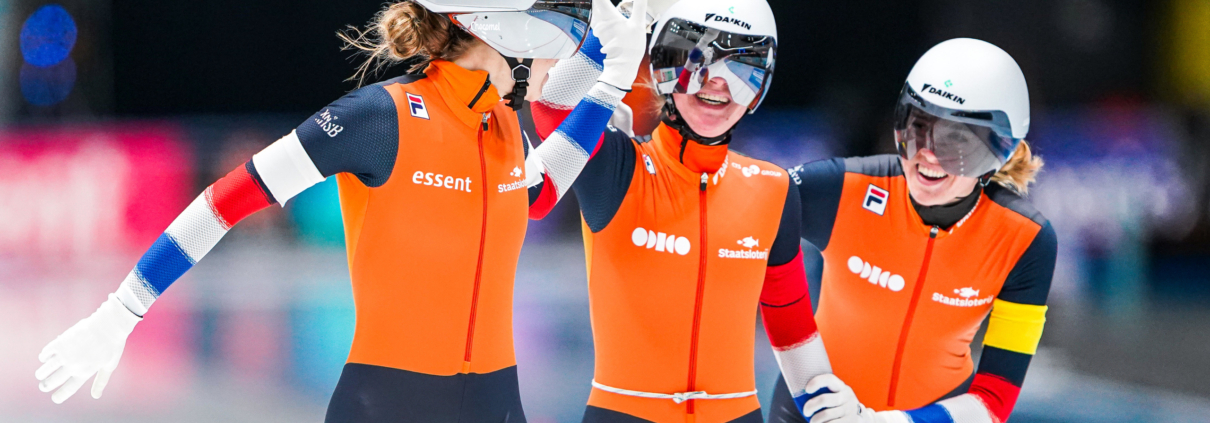 Evelien Vijn, viert haar gouden medaille met haar teamgenoten.