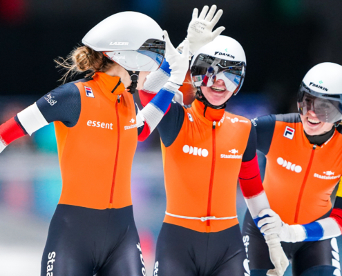 Evelien Vijn, viert haar gouden medaille met haar teamgenoten.