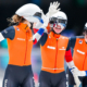 Evelien Vijn, viert haar gouden medaille met haar teamgenoten.